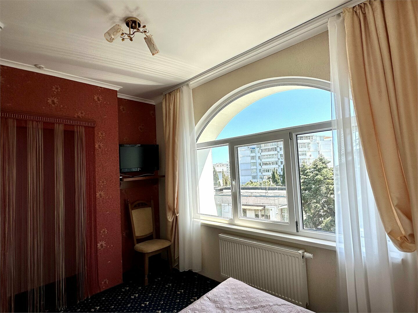 Номера Люкс без балкона с одной совместной кроватью с видом во двор