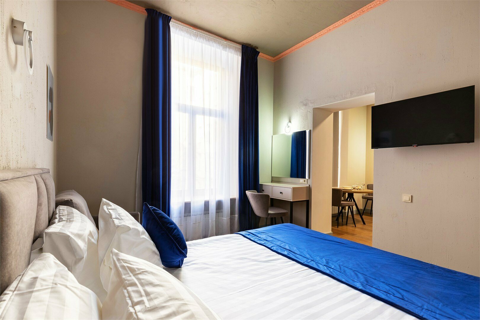 Делюкс Апартаменты с кроватью "Кинг-Сайз" и видом во внутренний дворик (blue) №3