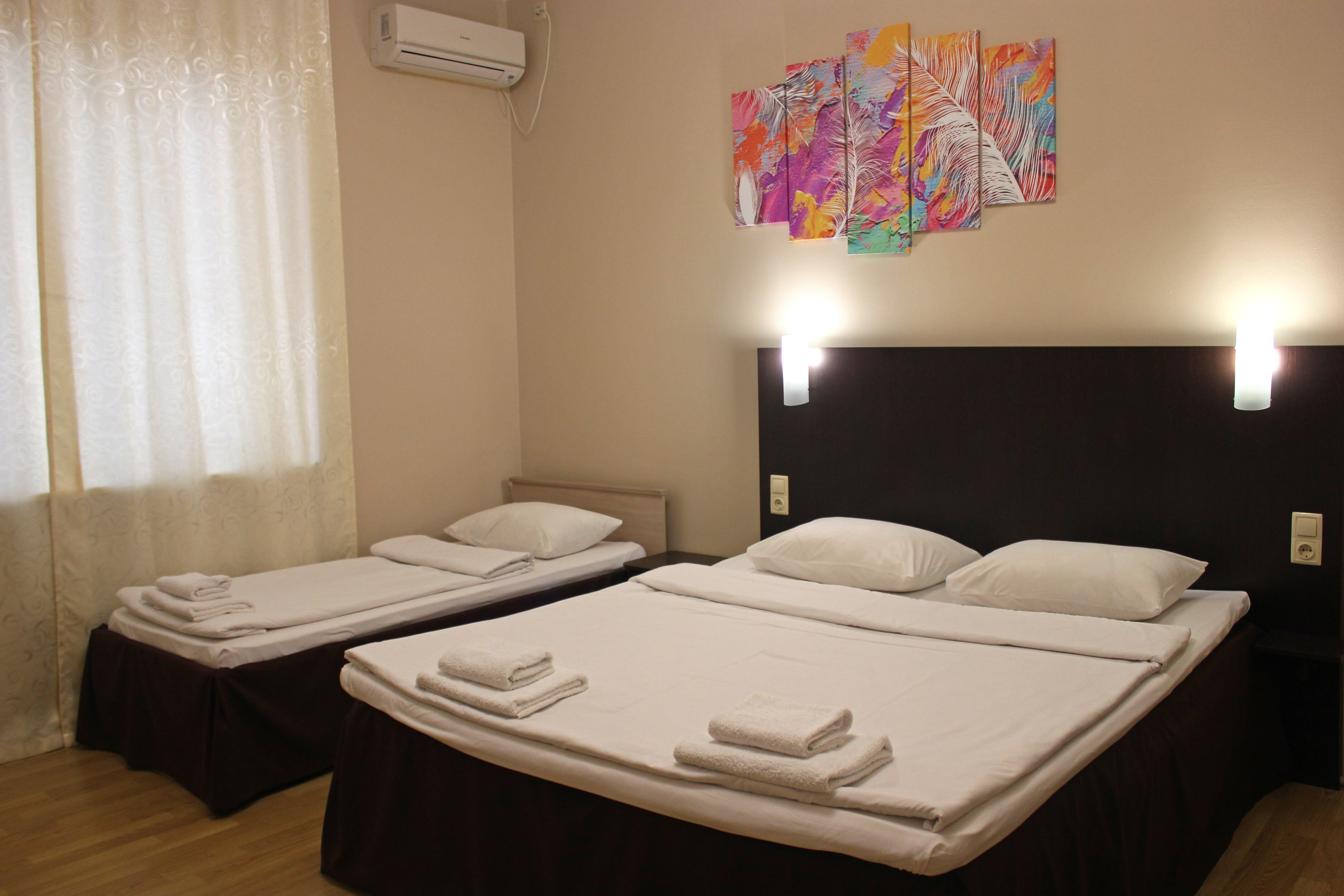 Семейный Трехместный номер с большой ванной комнатой.