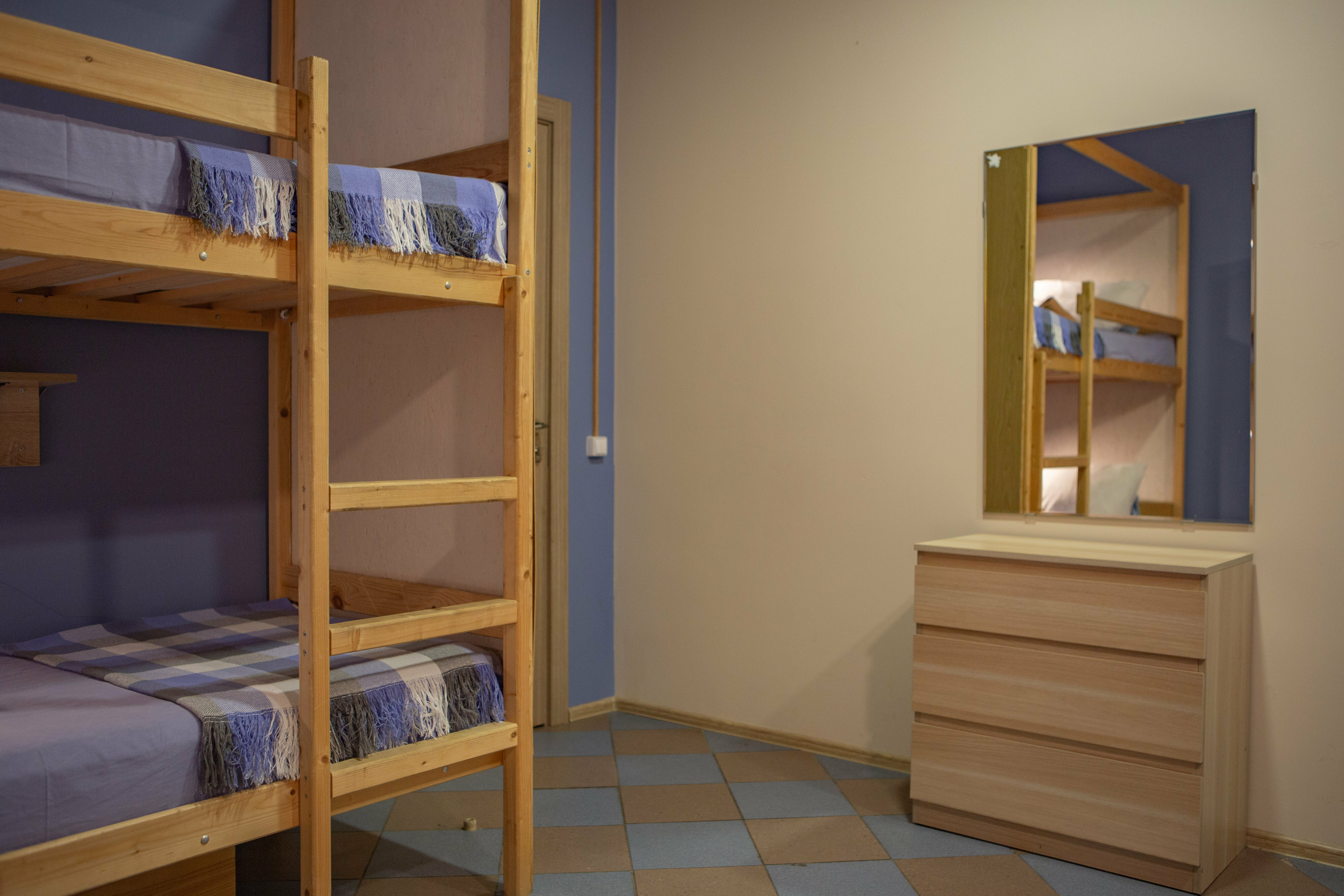 Четырехместный номер с собственной ванной комнатой вне номера