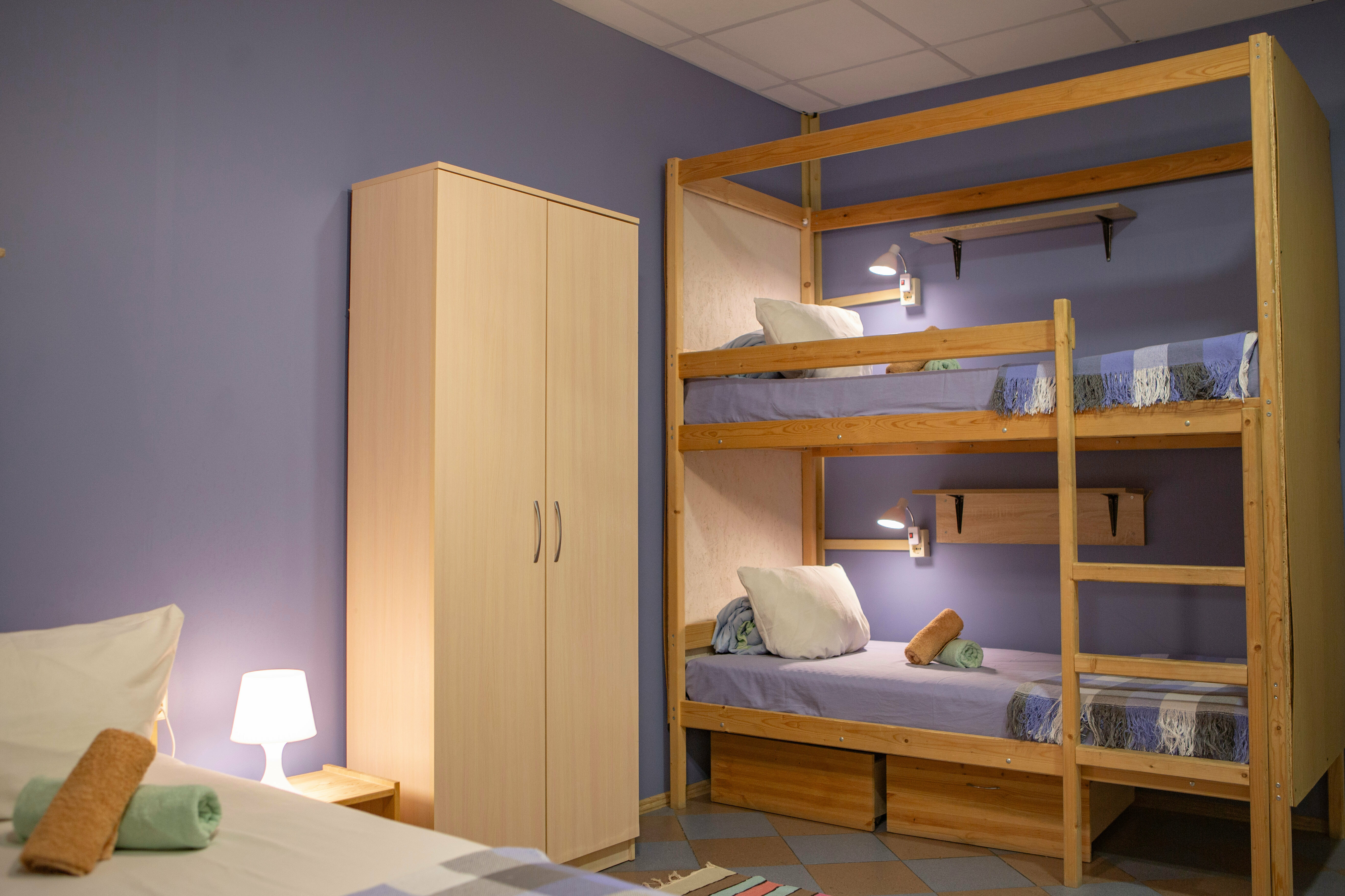 Четырехместный номер с собственной ванной комнатой вне номера