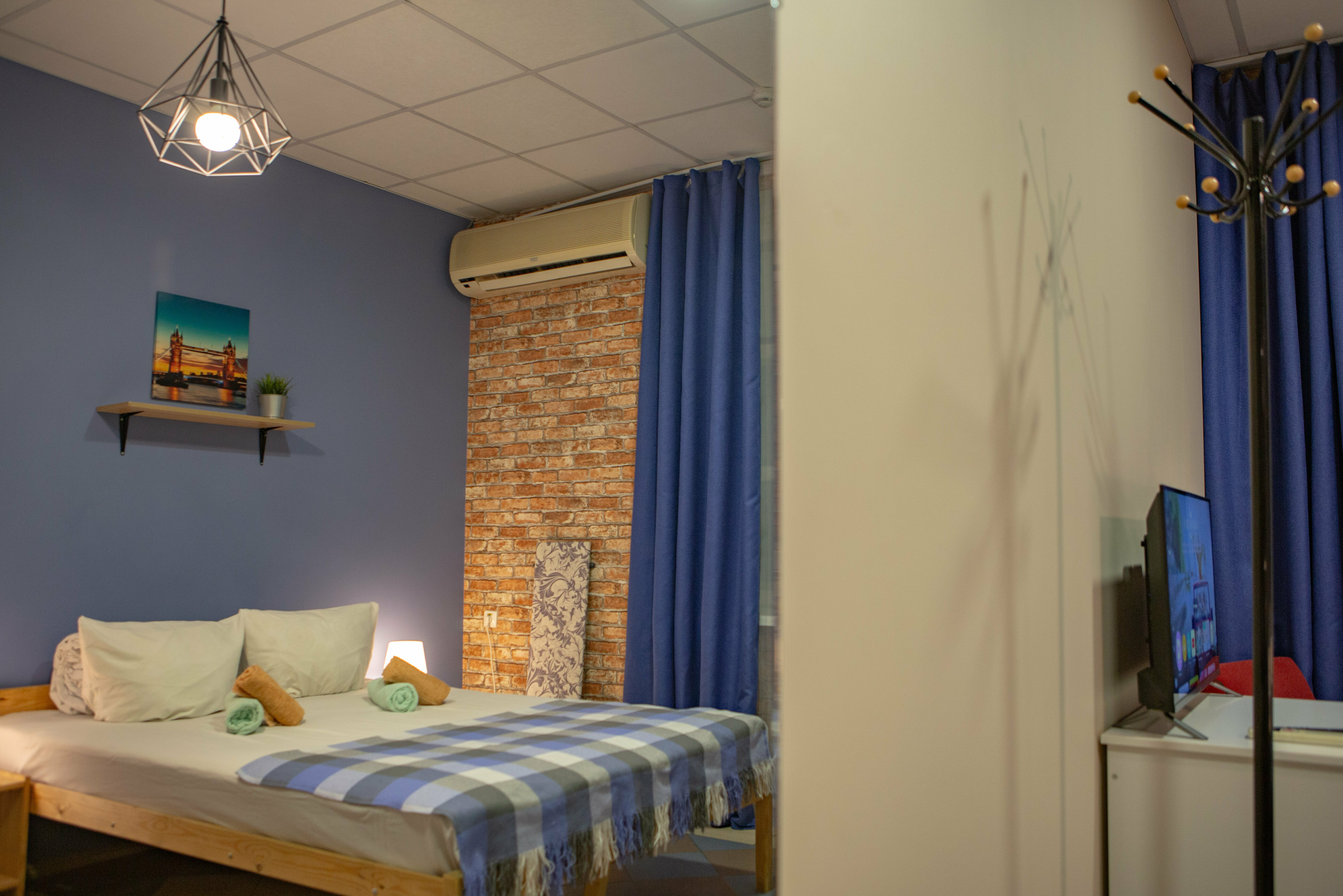 Четырехместный номер с собственной ванной комнатой вне номера