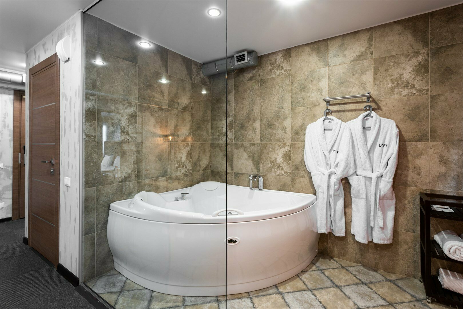 Джуниор Сюит c двуспальной кроватью и гидромассажной ванной