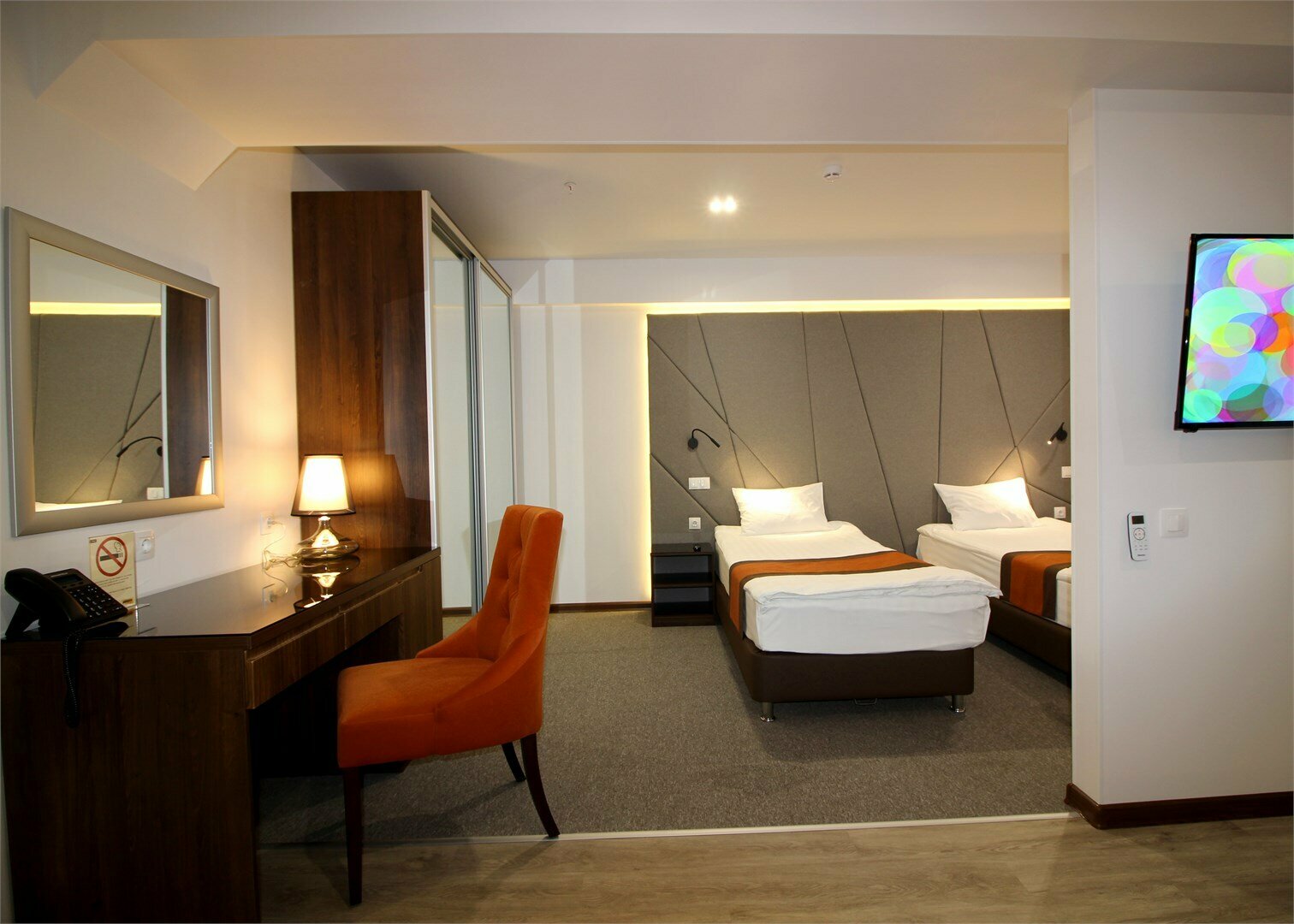 Джуниор Сьют с 1 двуспальной кроватью, либо с 2 раздельными кроватями+кухня