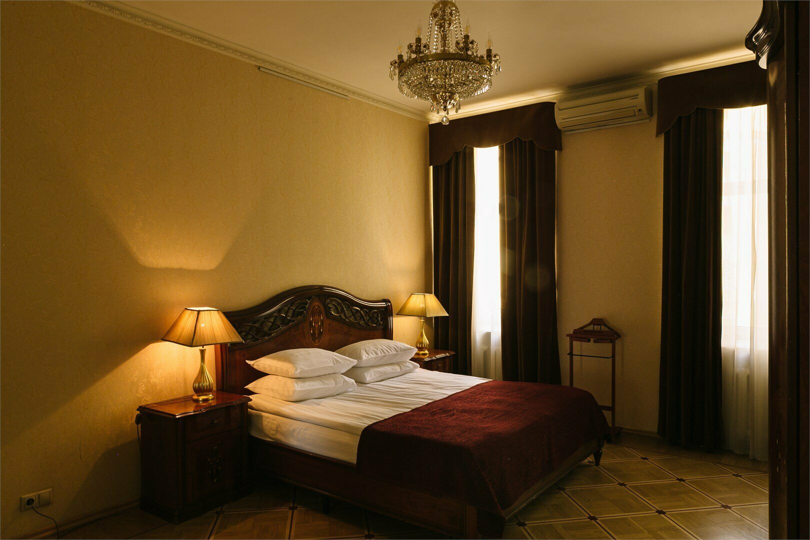 Двухкомнатный гранд-люкс (зал - вид на площадь, спальня - во внутренний дворик)