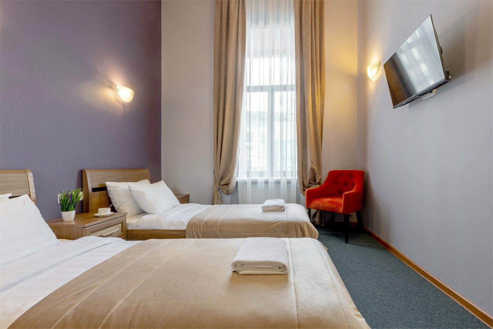 Стандартный номер с 2 кроватями и видом на набережную или во двор