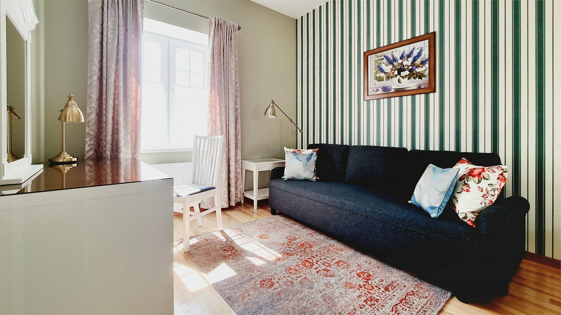 Дом - таунхаус с одной спальней, гостиной и кабинетом