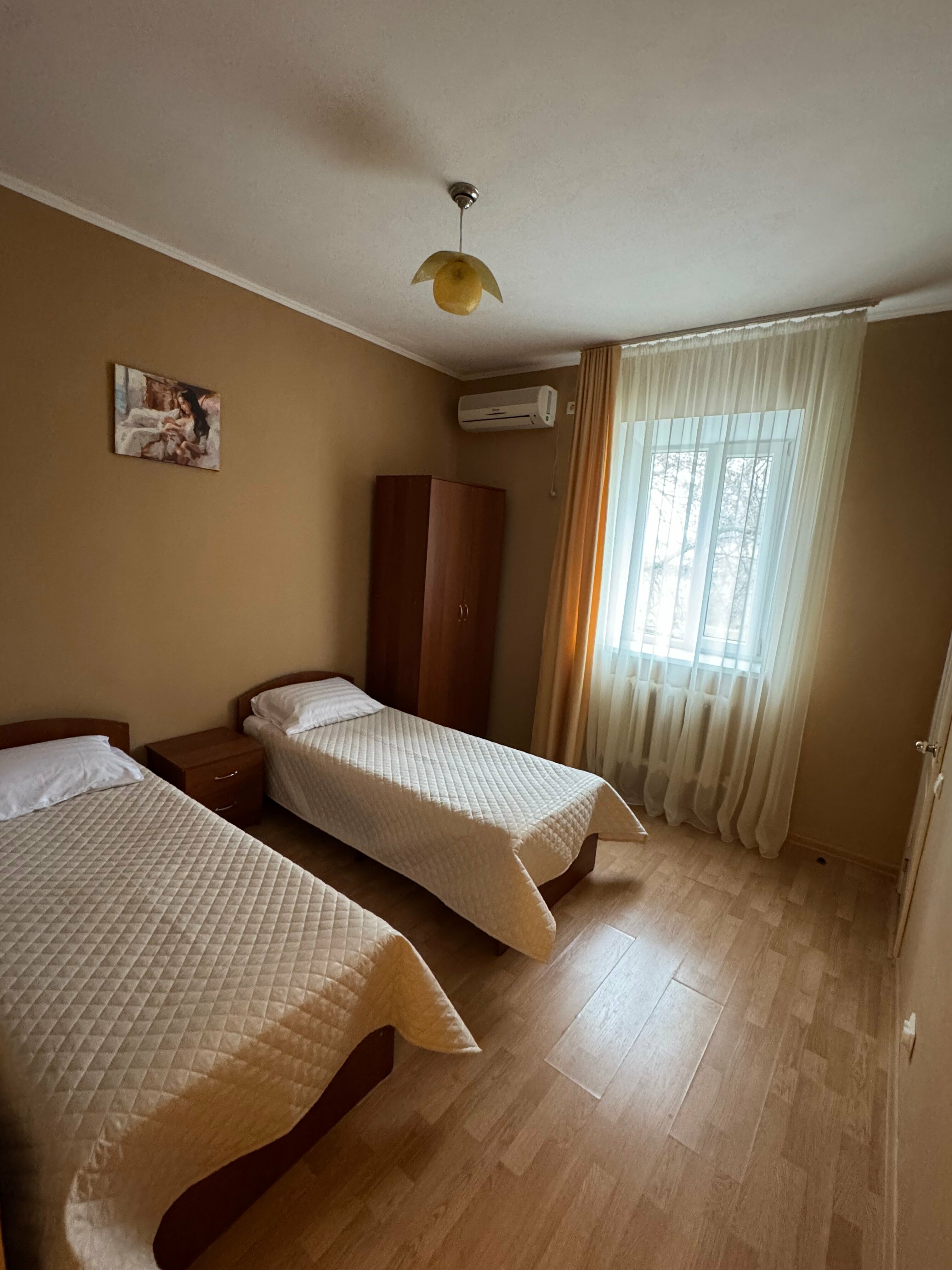 Небольшой двухместный номер с 2 отдельными кроватями