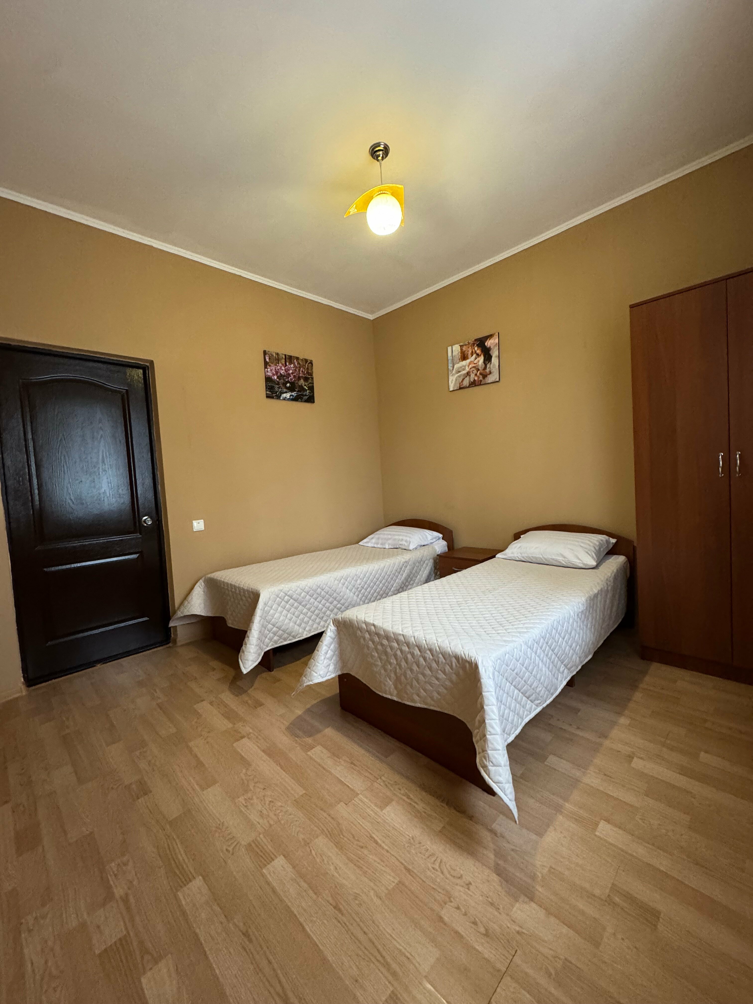 Небольшой двухместный номер с 2 отдельными кроватями