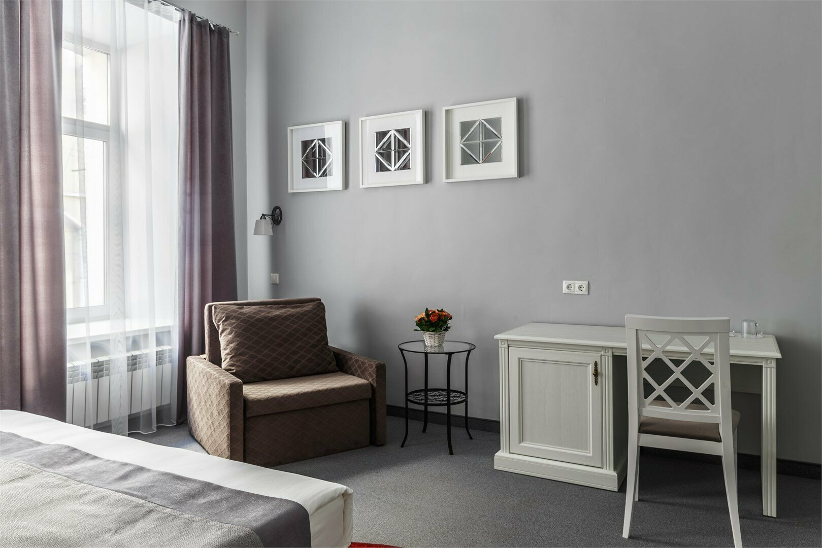 ДВУХМЕСТН. НОМЕР С 1 ДВУСПАЛЬНОЙ КРОВАТЬЮ И ДОП. КРЕСЛО-КРОВАТЬЮ