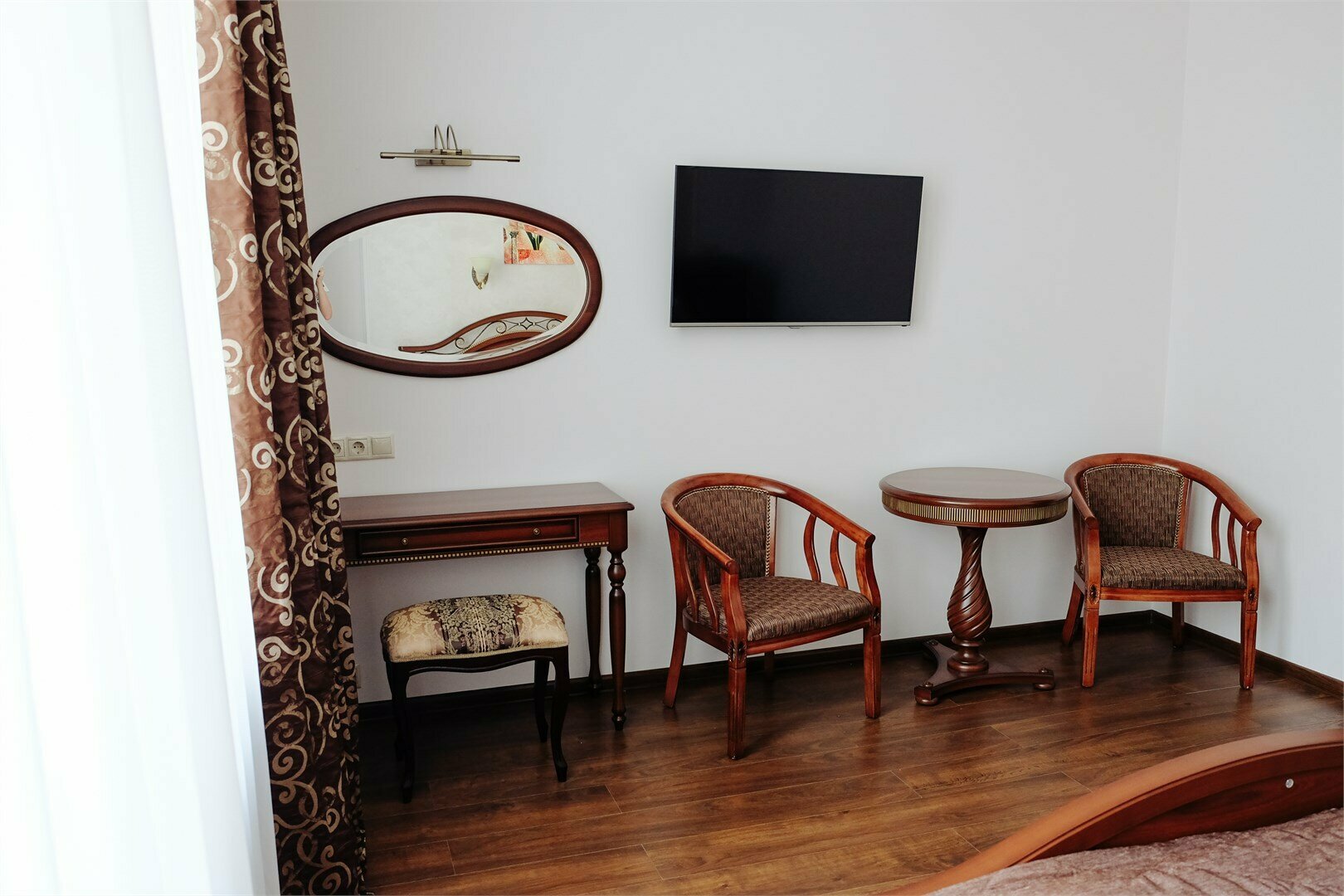 Двухместный 1 кровать дизайнерский (завтрак включён)