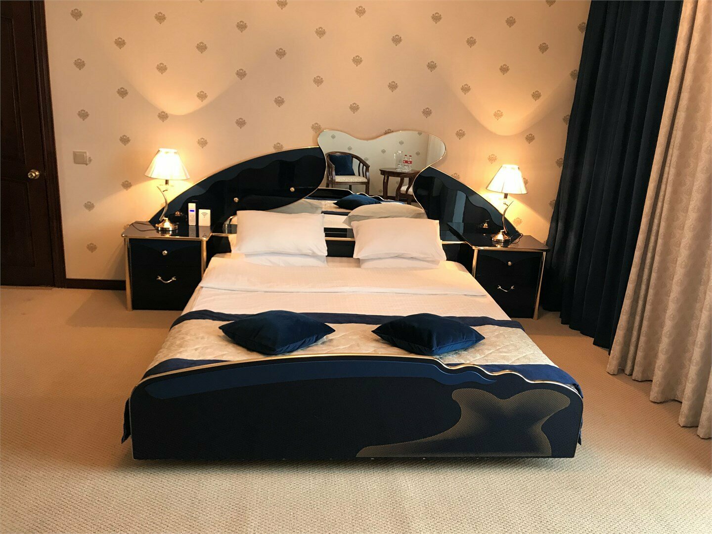 Двухместный 1 кровать дизайнерский (завтрак включён)