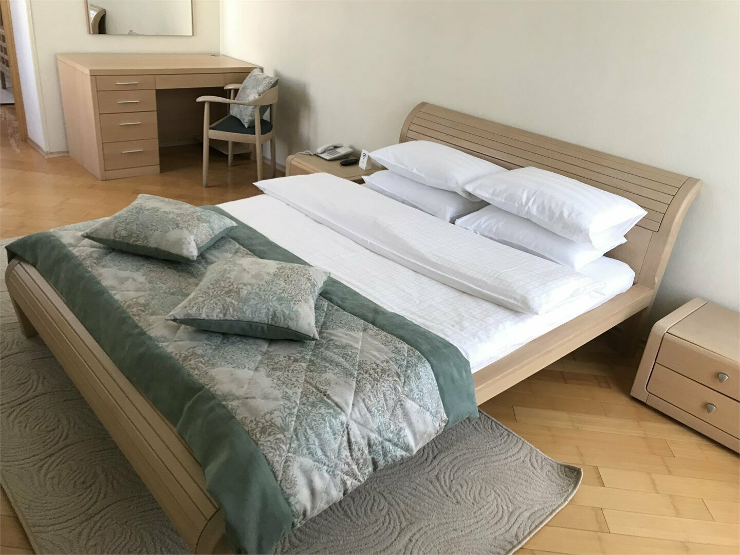 Улучшенный люкс двухкомнатный (завтрак включён)