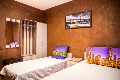 Трехместный номер эконом-класса с общей ванной комнатой