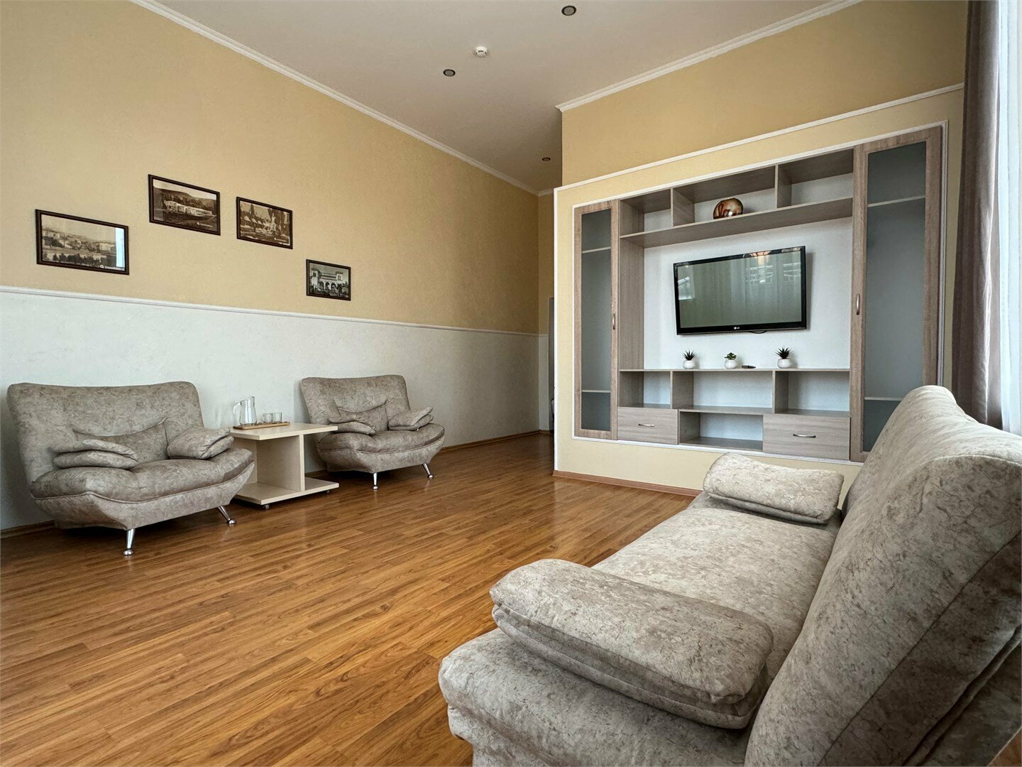 Двухкомнатный (изолированные комнаты) номер с балконом