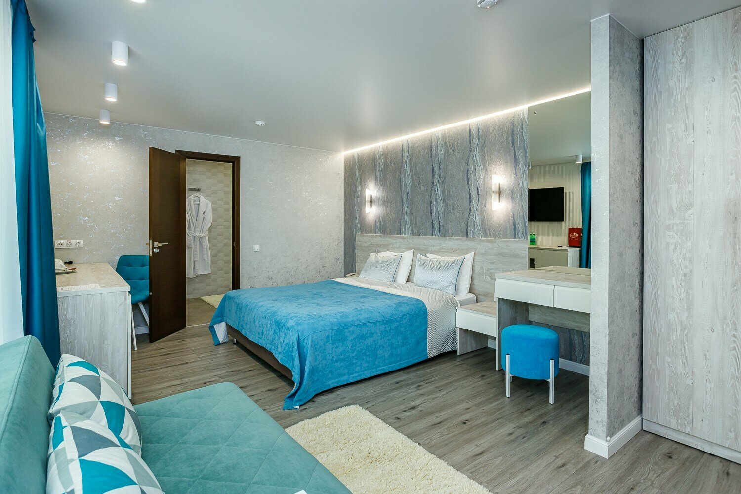 Люкс с кроватью размера «king-size» и балконом