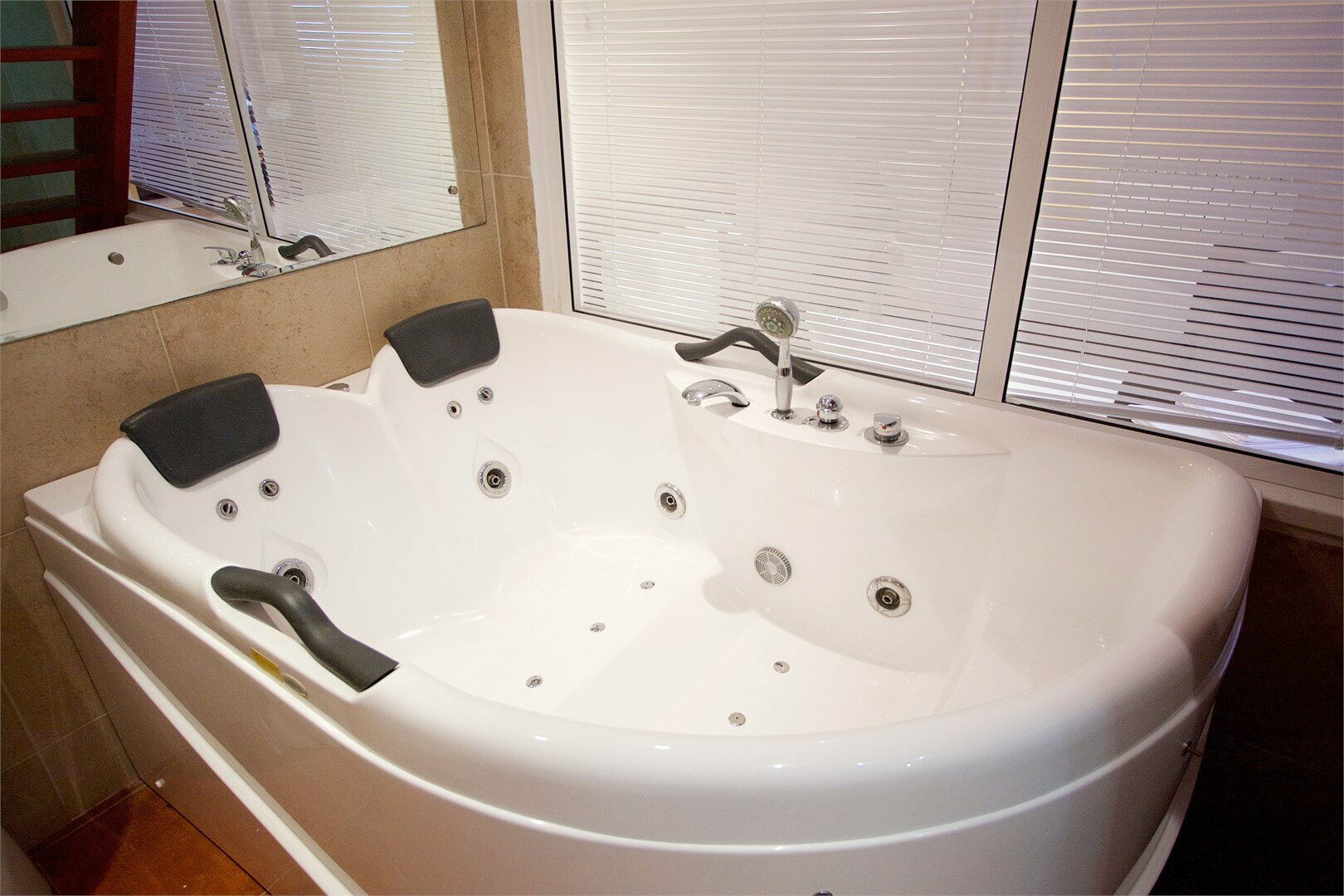 Комфорт+  4-х местный (2 двуспальные кровати или 1 двуспальная и 2 раздельные кровати)