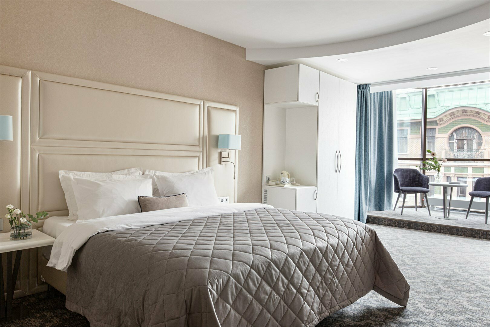 Делюкс с эркером и красивым панорамным видом на город