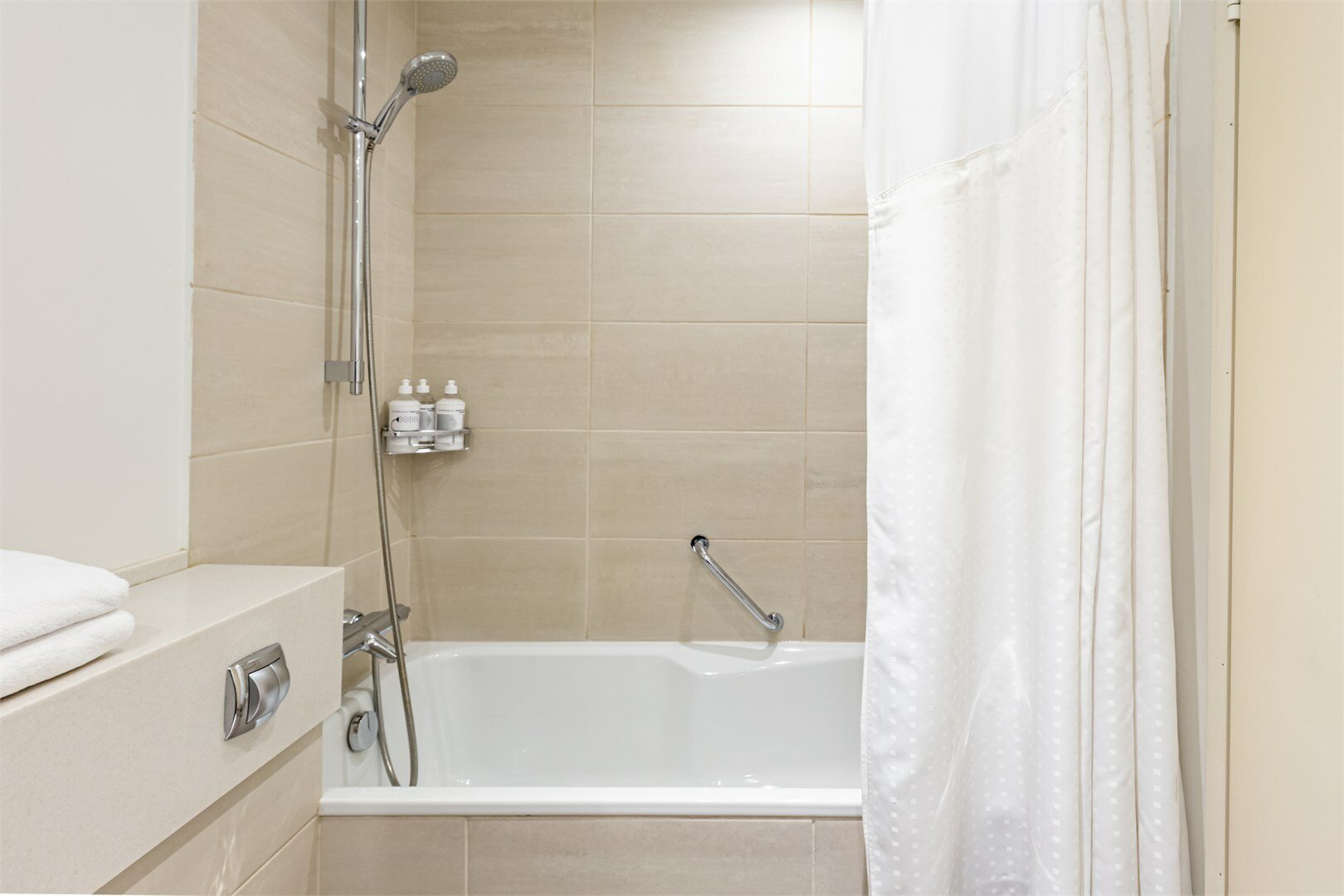 Номер Делюкс с одной большой кроватью и диван-кроватью