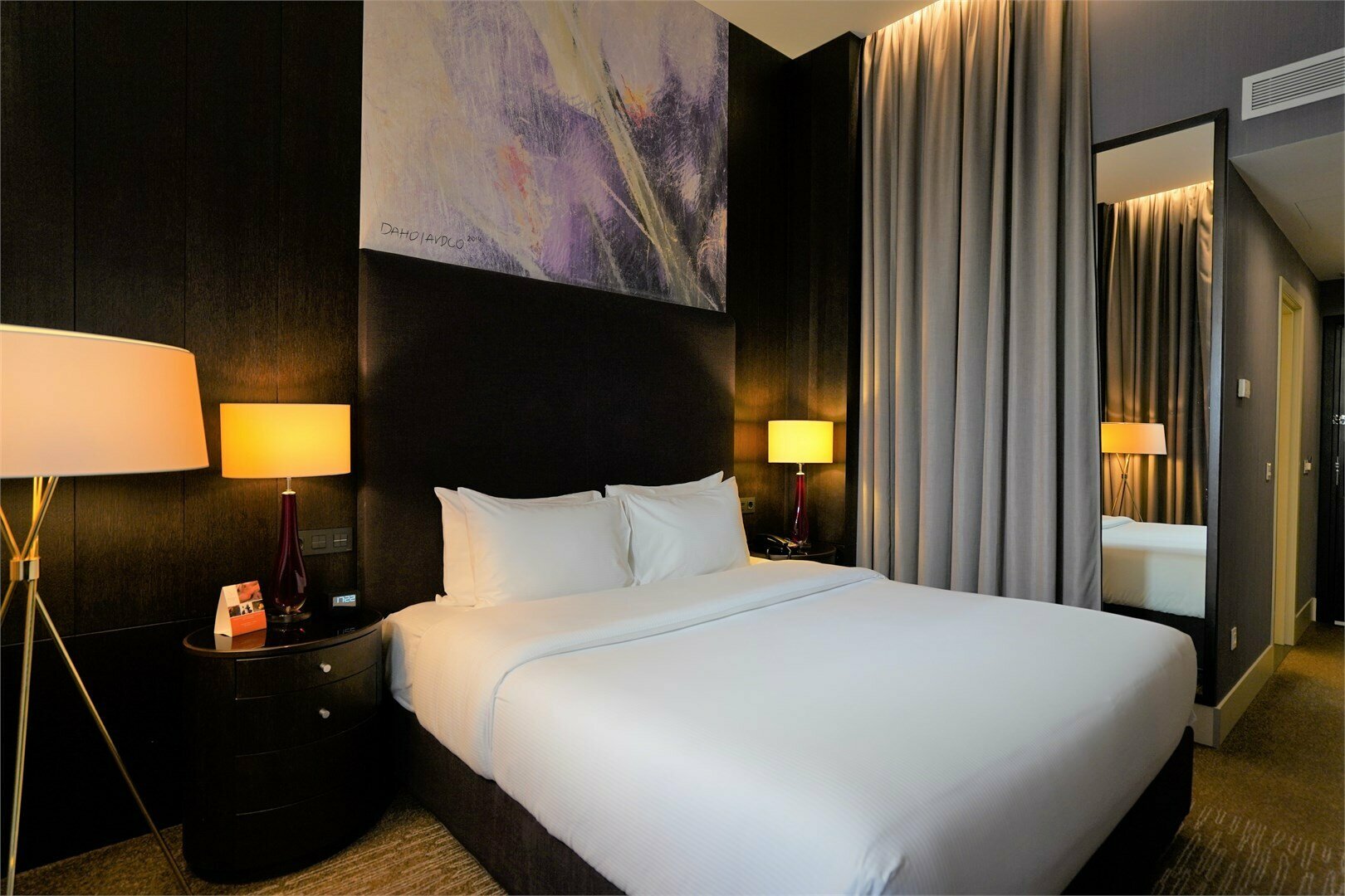 номер ПРЕМИУМ/KING c 1 двуспальной кроватью