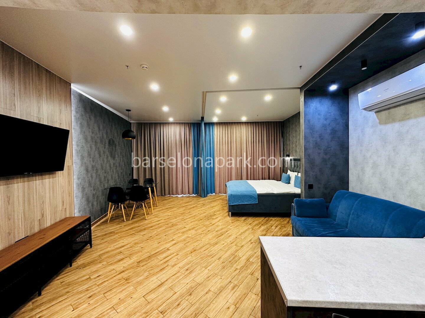 Шикарная студия с балконом! 5 минут до пляжа и набережной! Центр Сочи