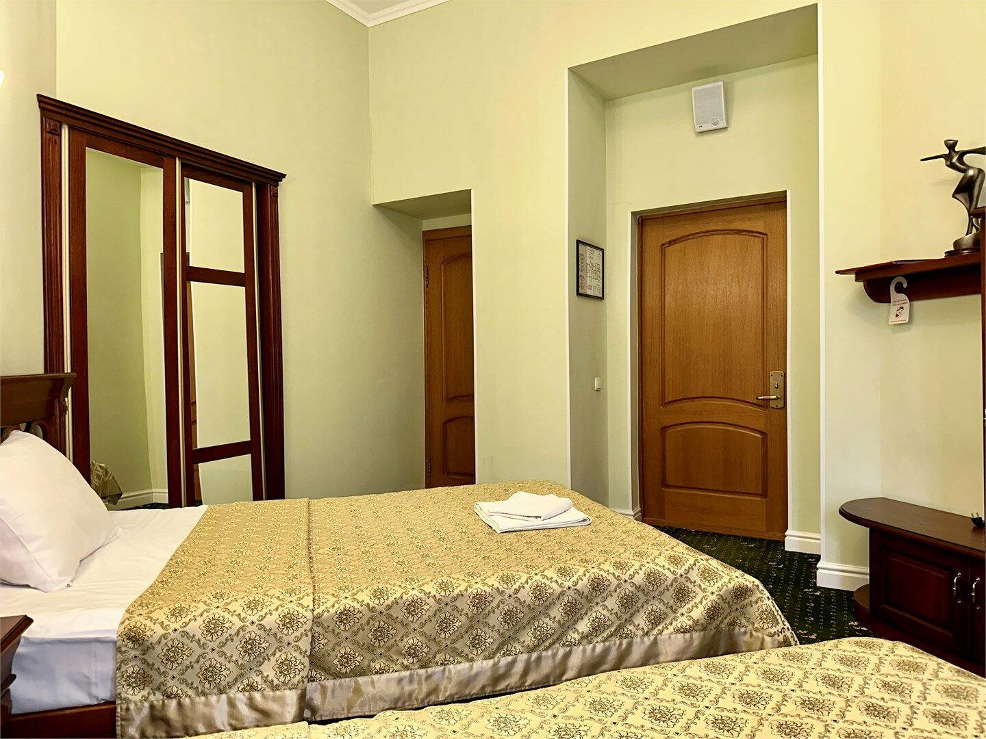 Номера Комфорт с балконом с двумя раздельными кроватями с видом во двор