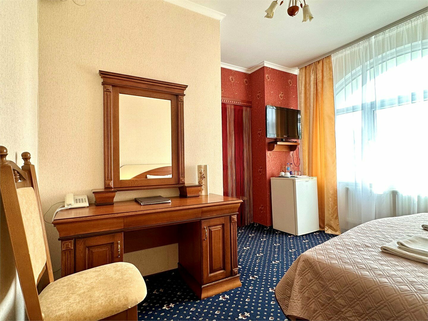 Номера Стандарт без балкона с одной совместной кроватью с видом во двор