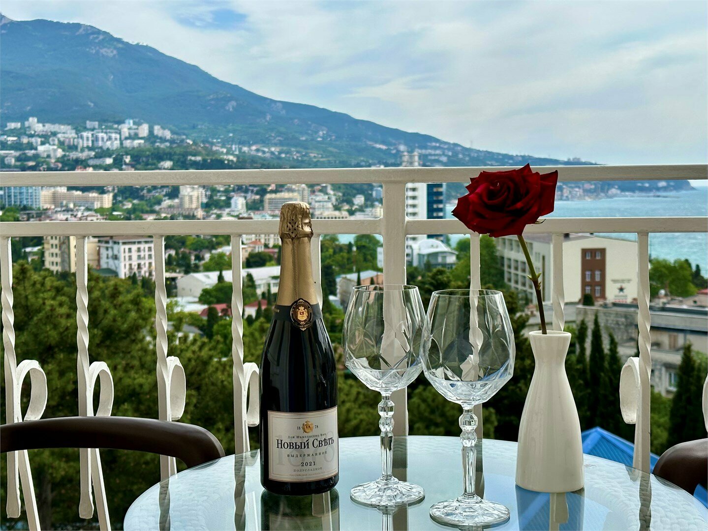 Номера Люкс с балконом с одной совместной кроватью с видом на море