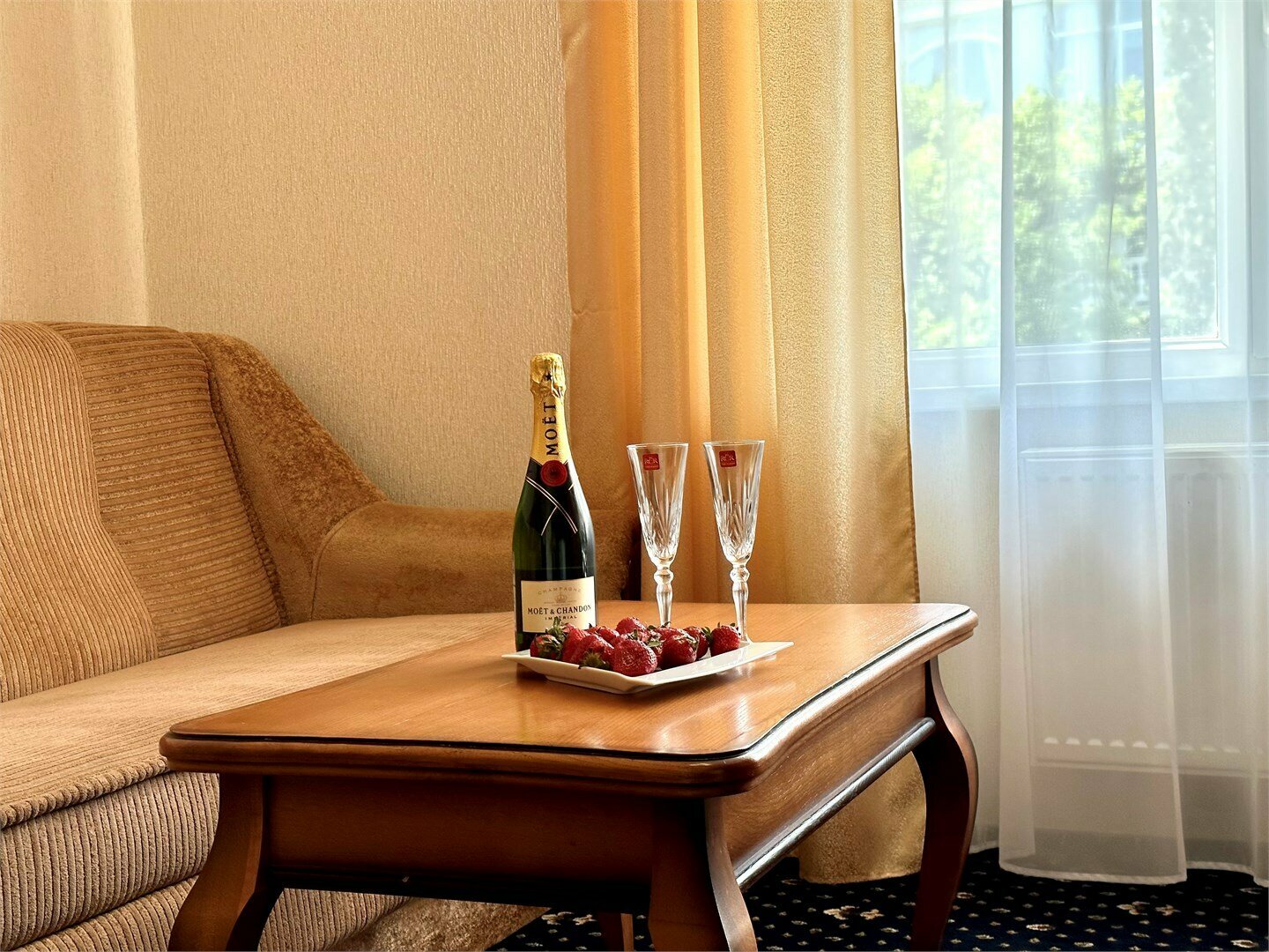 Номера Люкс без балкона с одной совместной кроватью с видом во двор