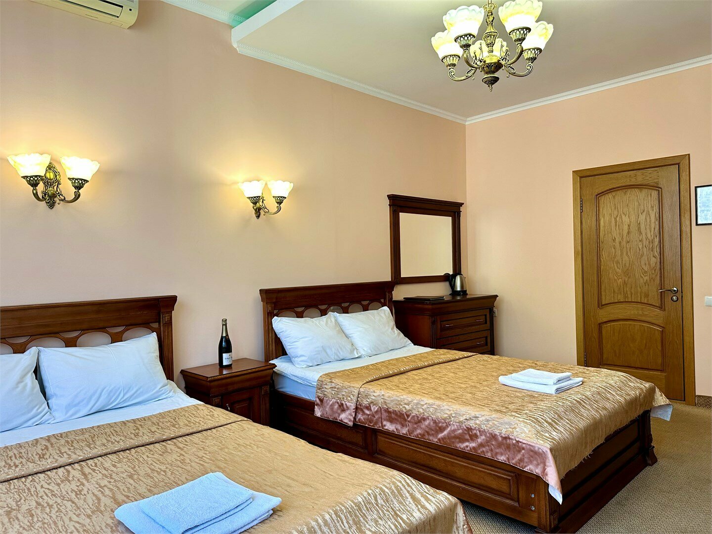 Номера Бизнес без балкона с двумя раздельными кроватями с видом во двор