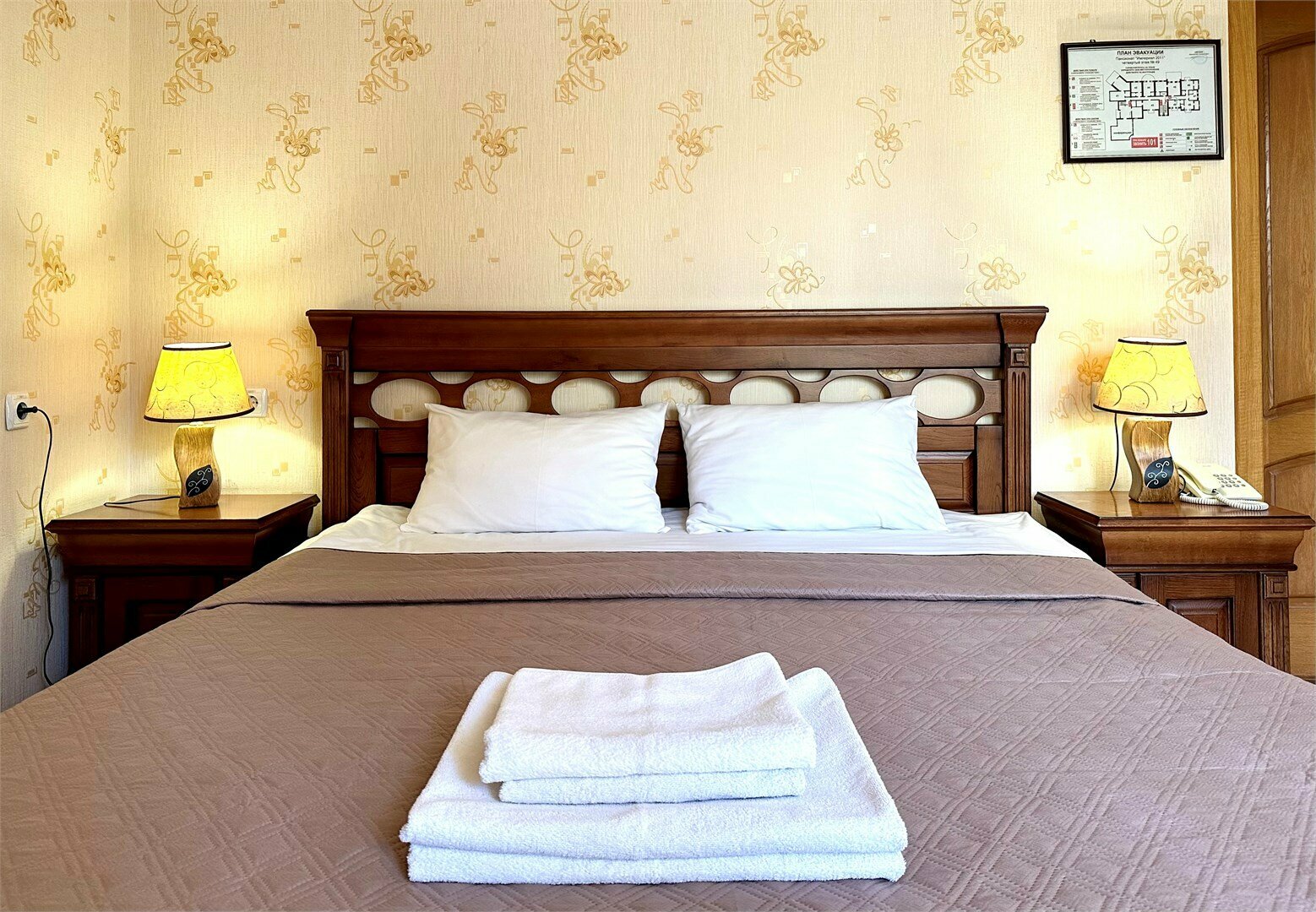 Номера бизнес с балконом с одной совместной кроватью с видом во двор