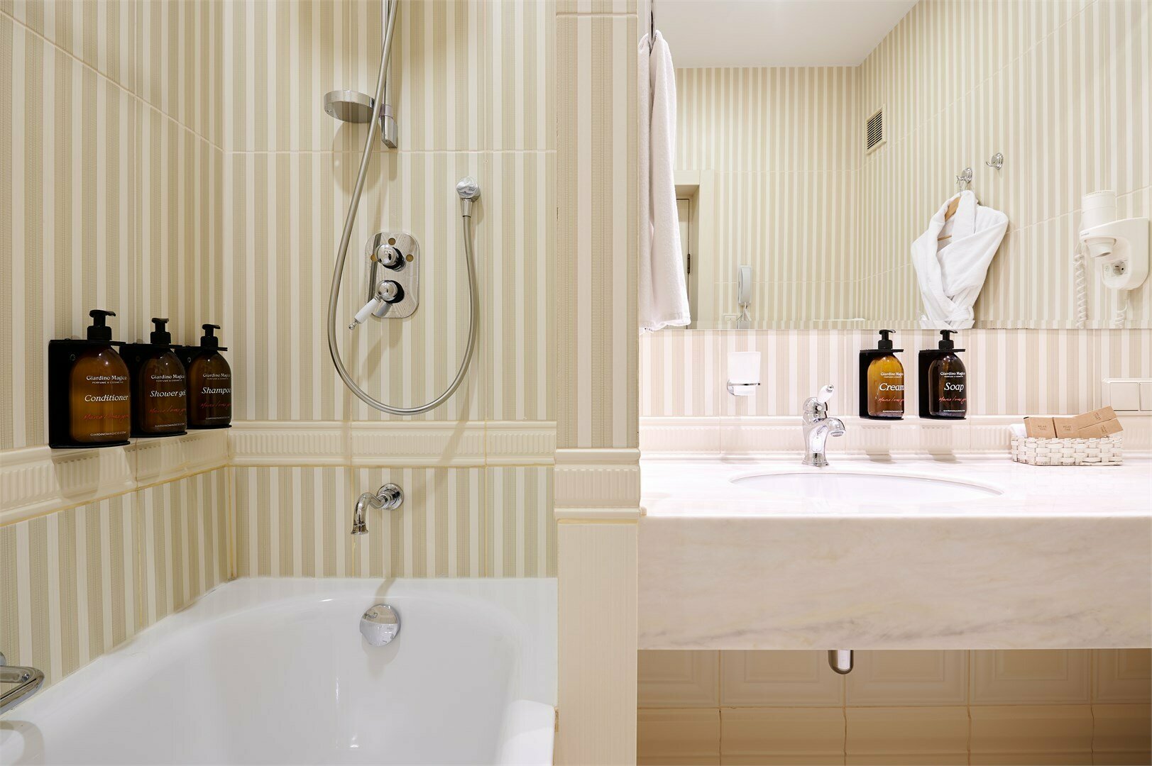 Делюкс с одной большой кроватью