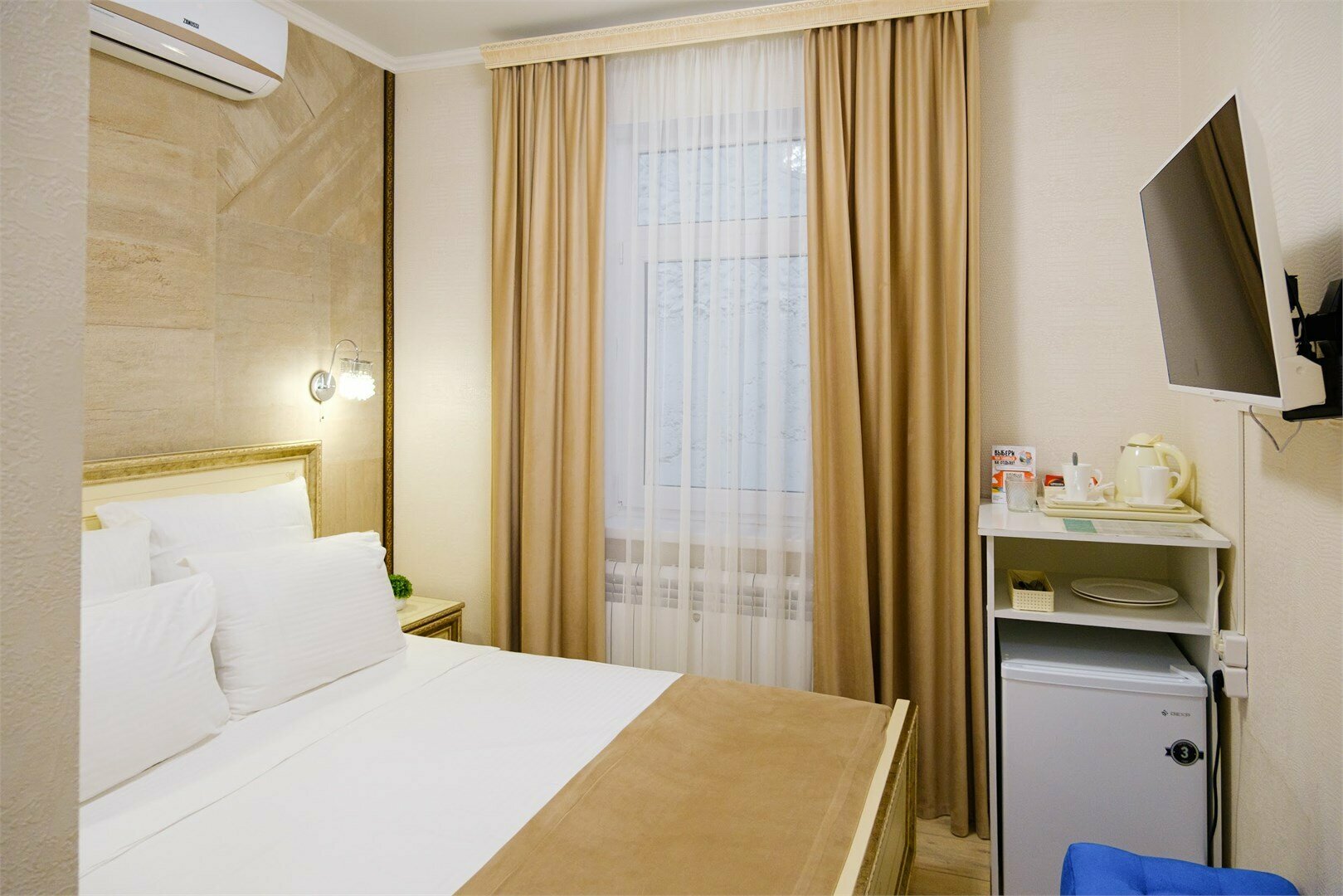 Стандартный бюджетный номер с видом во двор и на стену здания