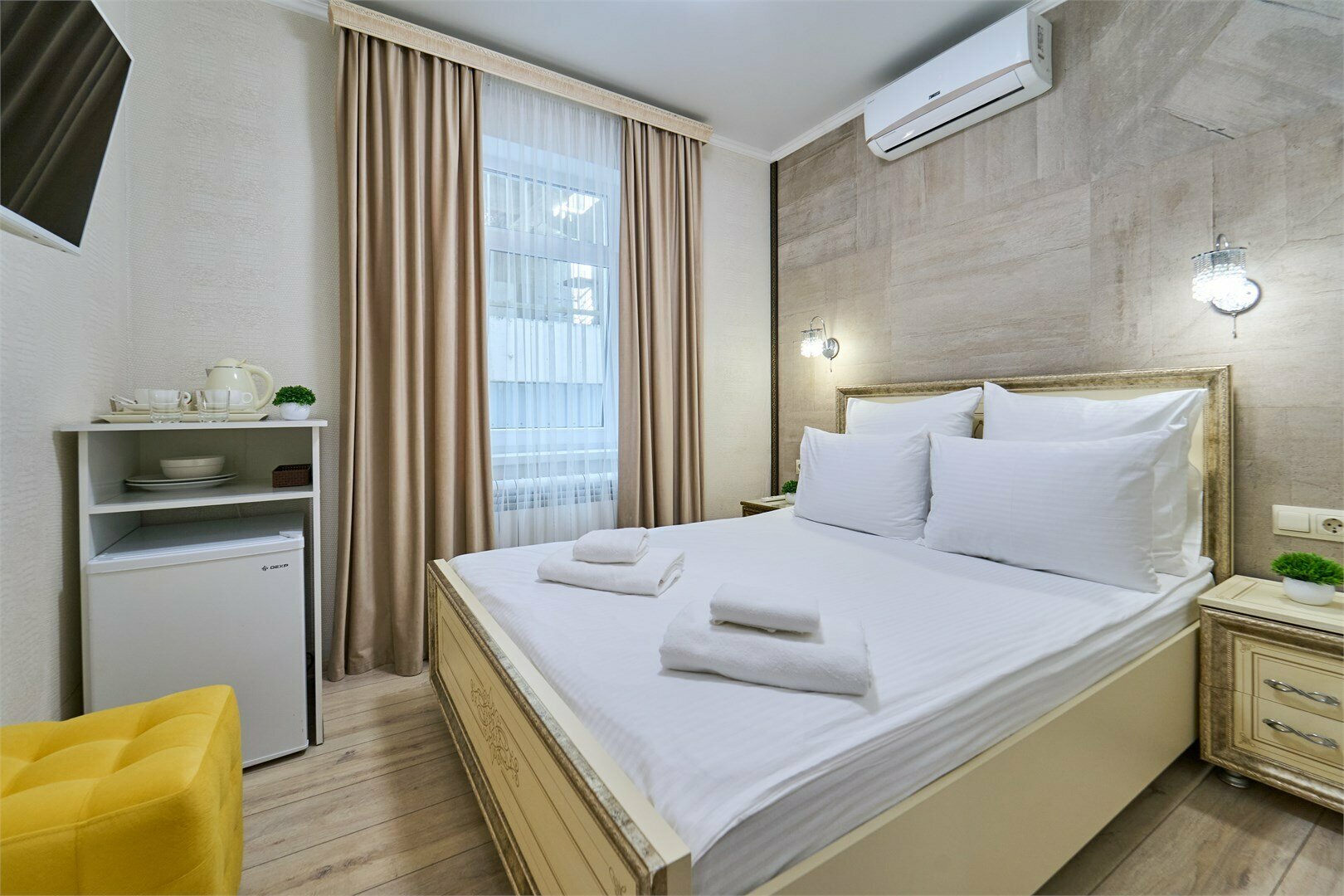 Стандартный бюджетный номер с видом во двор и на стену здания