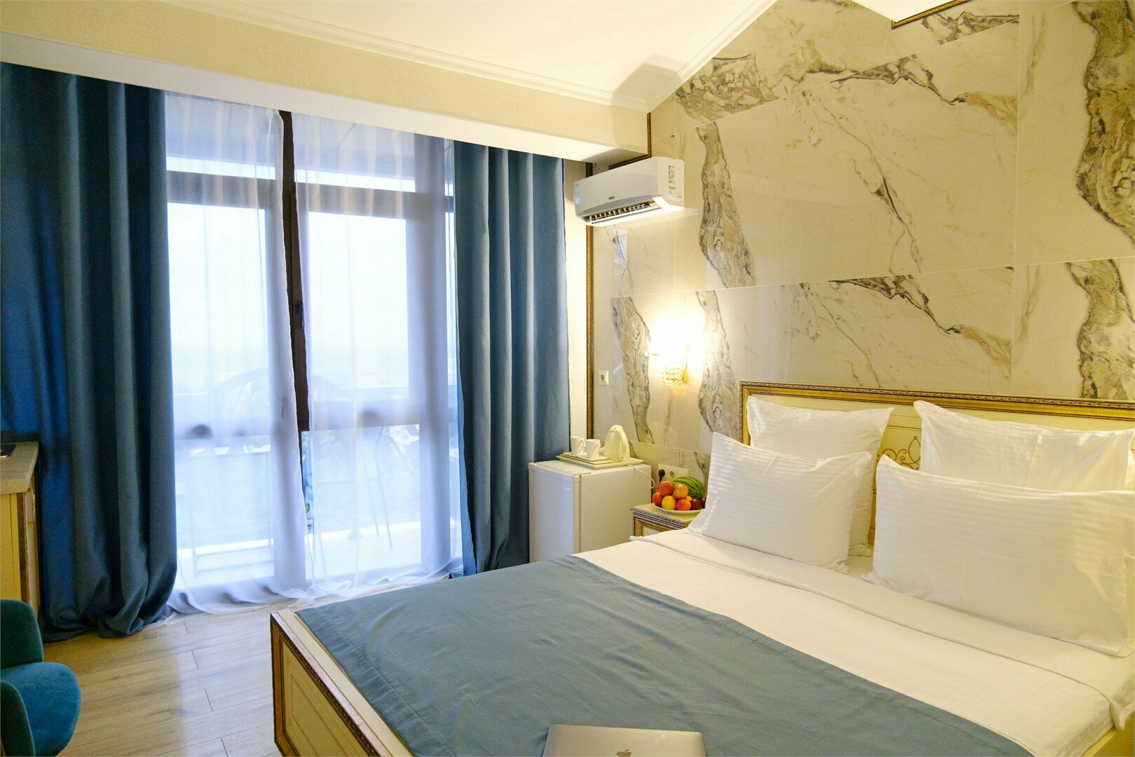 Студия Панорамная улучшенная с балконом, мини кухней и видом на город и море