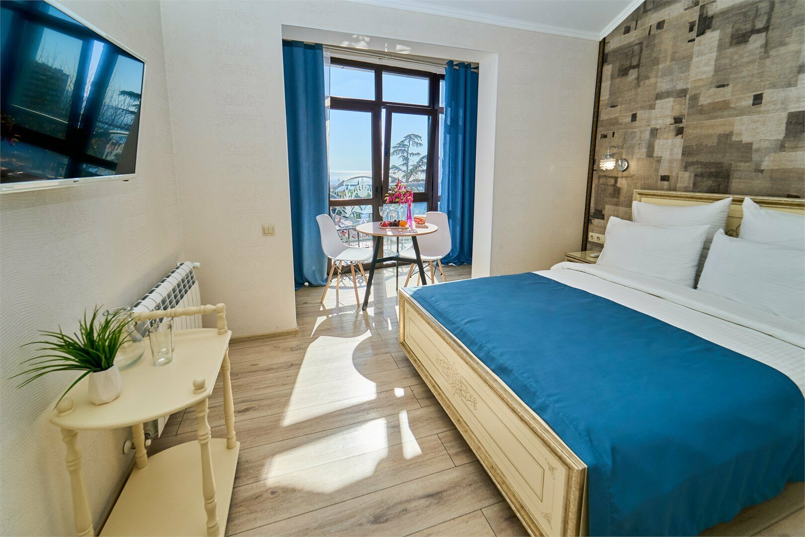 Студия Панорамная улучшенная с балконом, мини кухней и видом на город и море