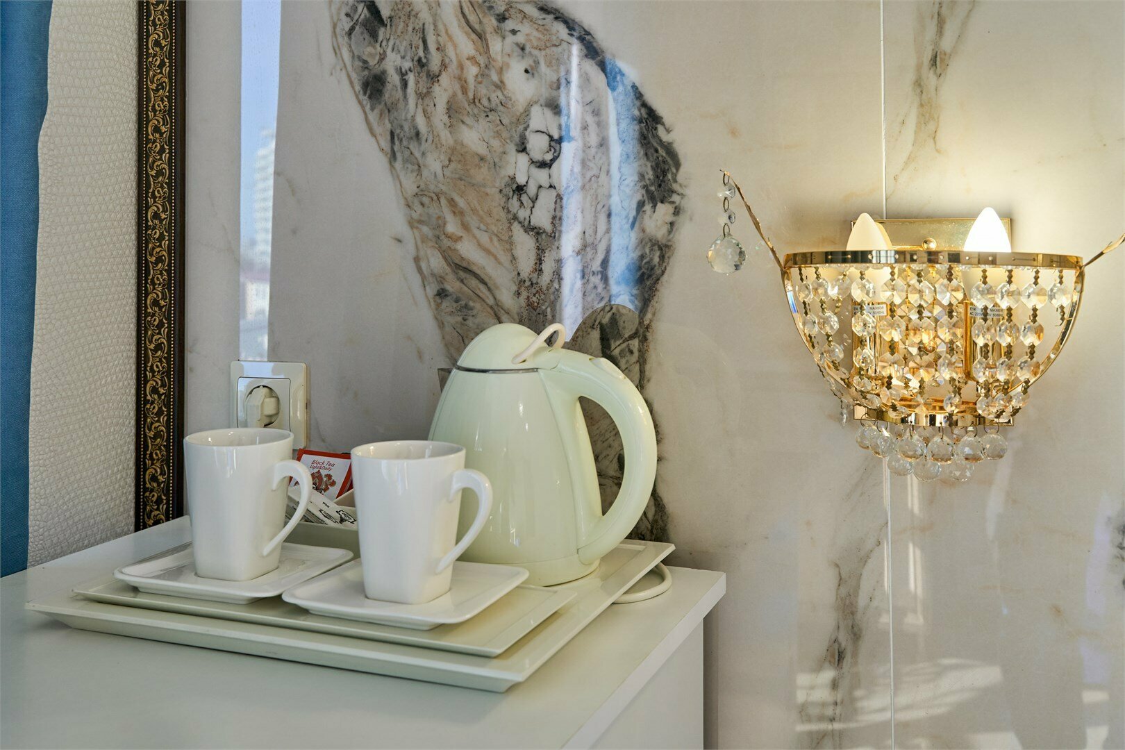 Студия Панорамная улучшенная с балконом, мини кухней и видом на город и море