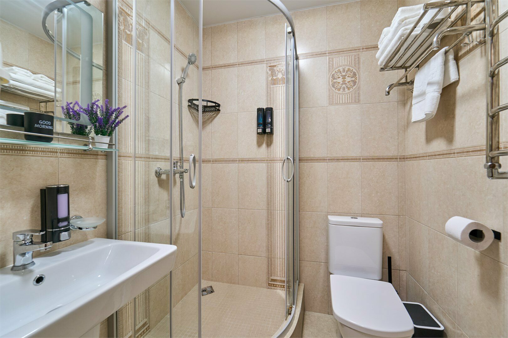 Стандарт улучшенный с двумя отдельными или одной двуспальной кроватью, вид во двор и на стену здания