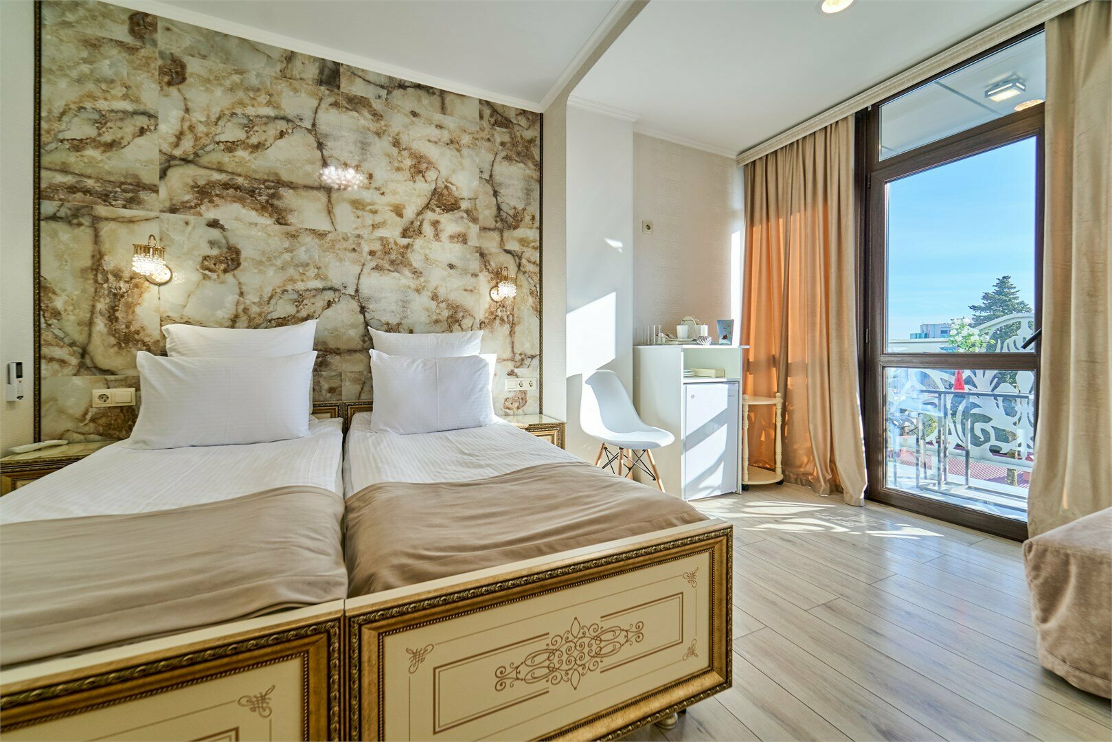 Комфорт Панорамный с балконом и видом на город,  2-х местный с дополнительным местом