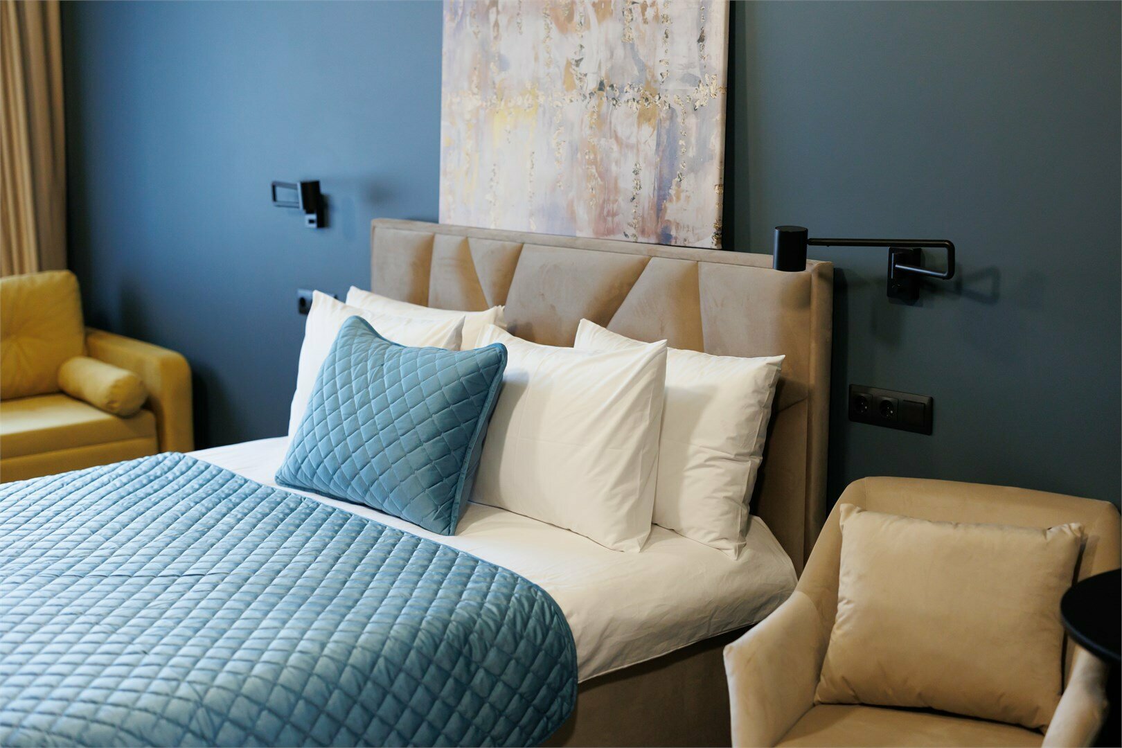 Семейный номер с личными удобствами вне номера