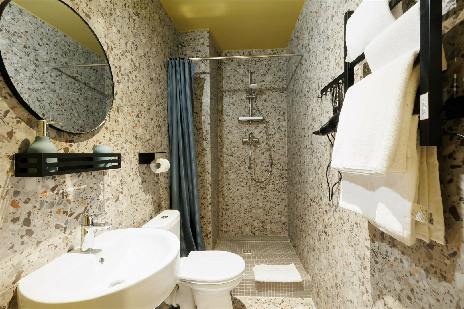 Семейный номер с личными удобствами вне номера