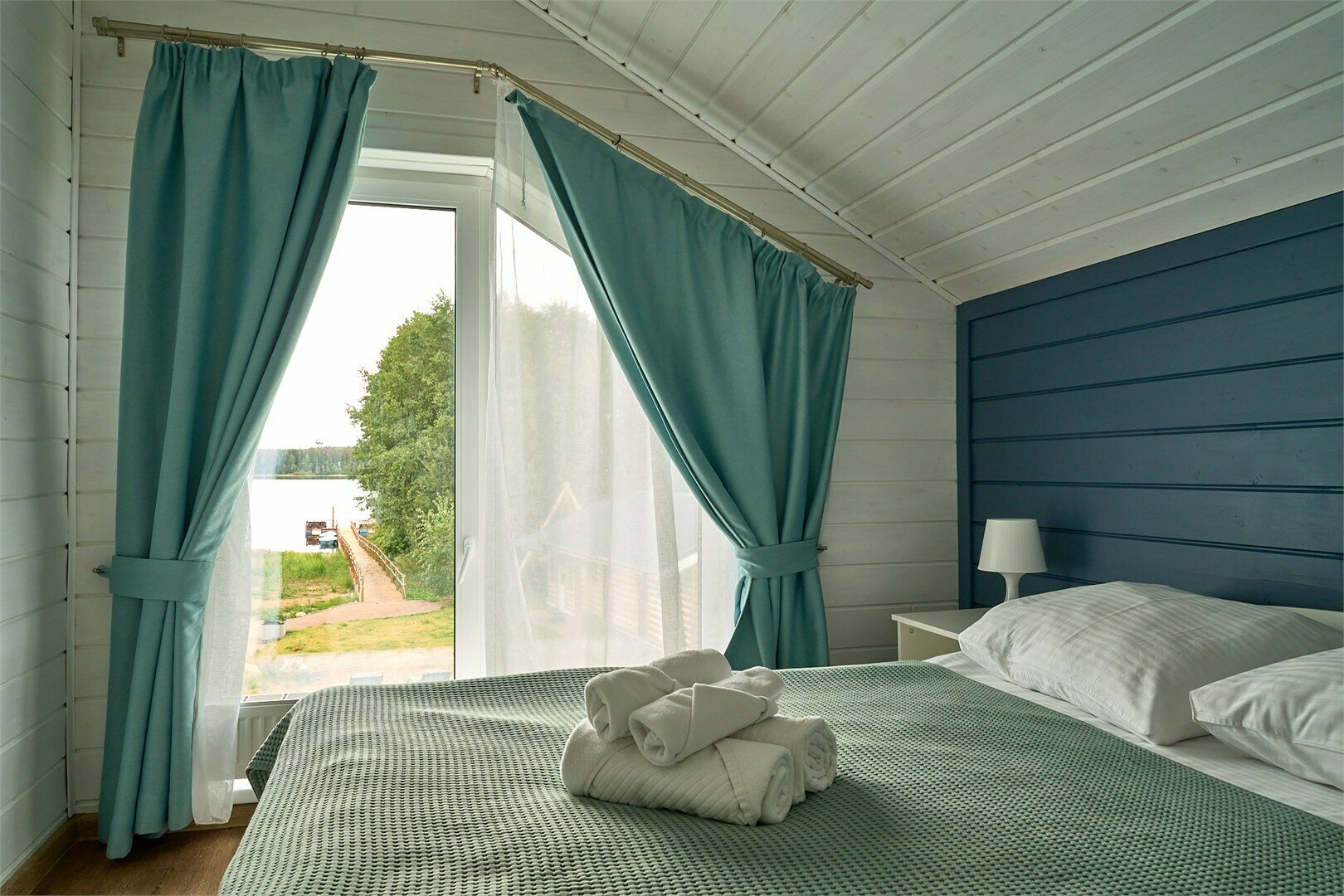 Коттедж с террасой и уличным джакузи