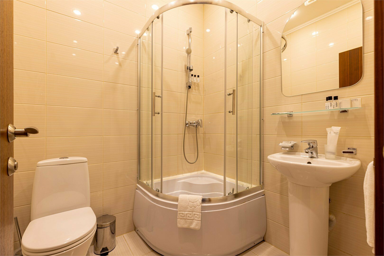 Комфорт с кроватью "King-size", креслом и видом во двор