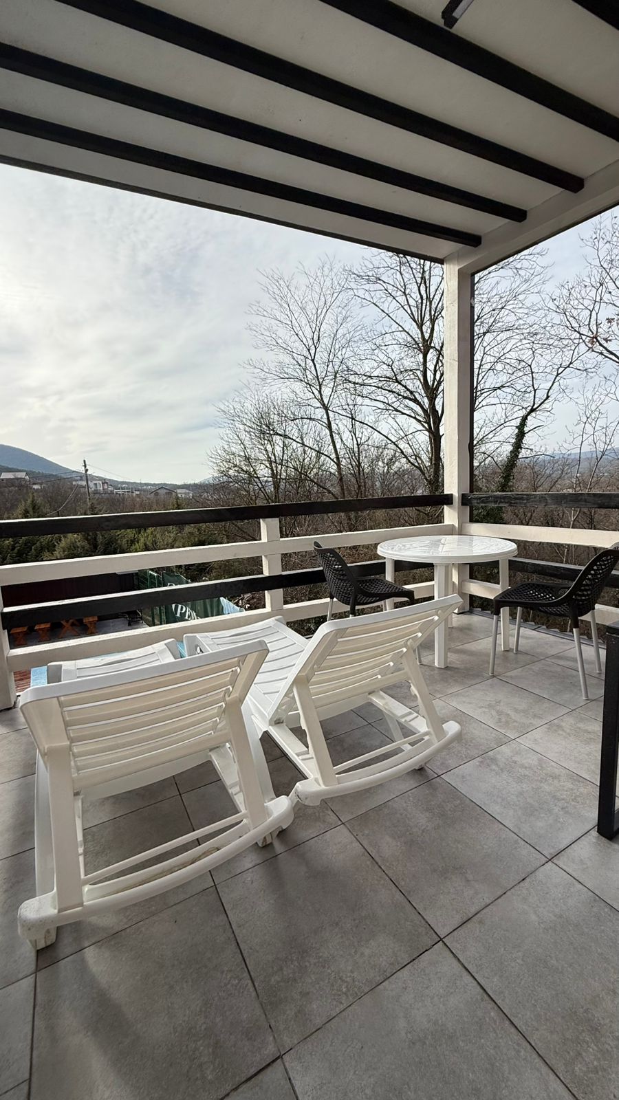 Четырехместный номер с собственной верандой и душем