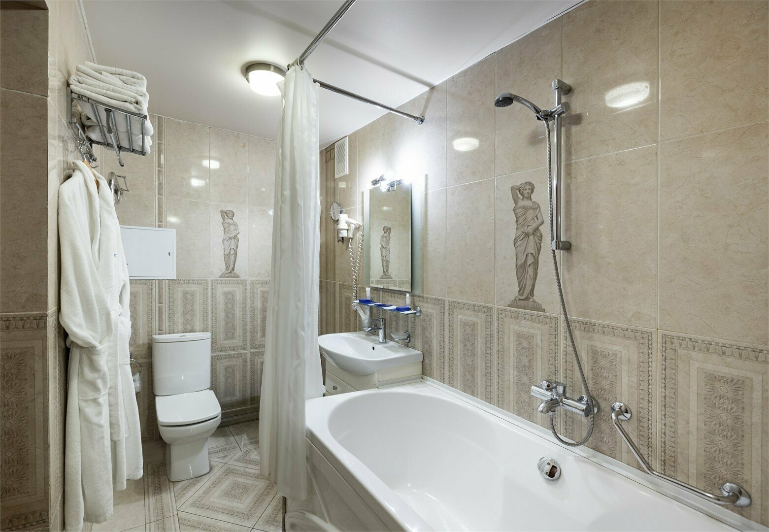 Джуниор Сюит