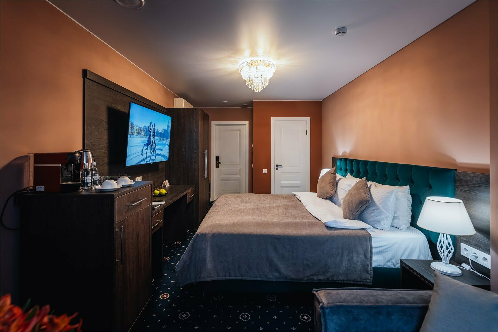 Номер на мансарде с окнами на Малую Конюшенную