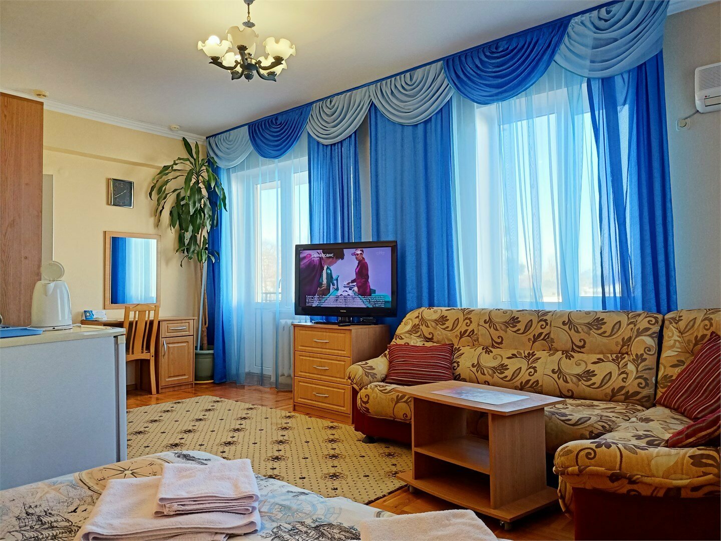 Двухкомнатный номер с диваном