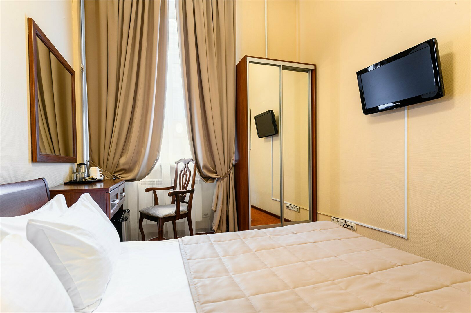 Стандартный номер с 1 кроватью и видом на улицу или во внутренний двор