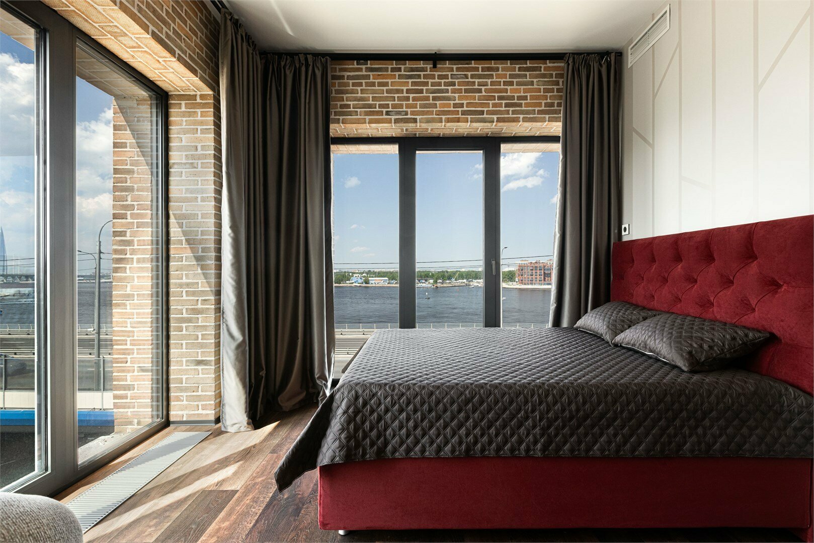 Lux апартамент для 5-х гостей с видом на реку