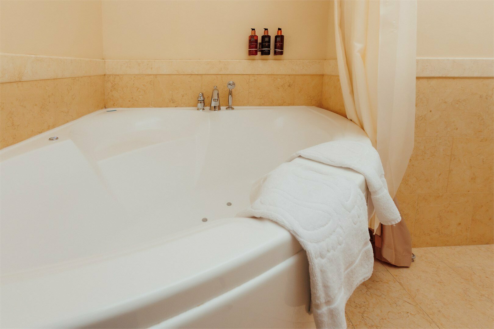 Видовой люкс с балконом и кроватью размера King Size